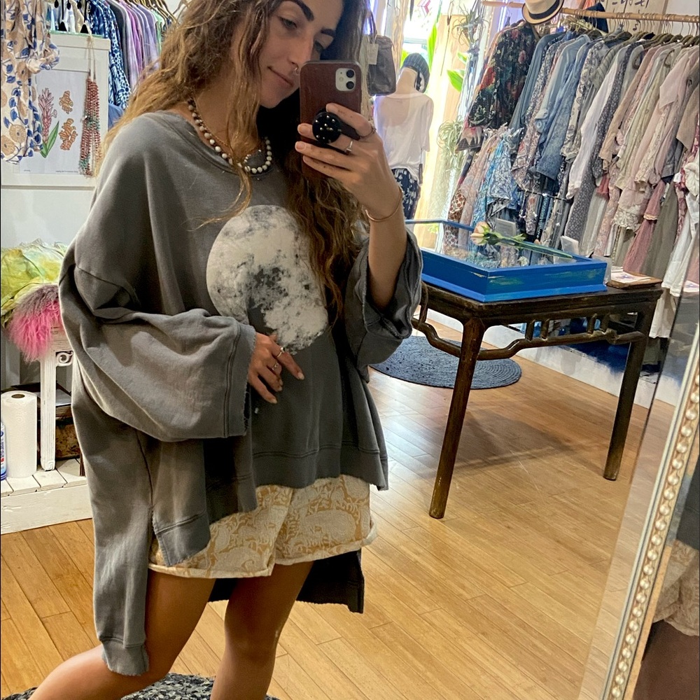 Magnolia Pearl Oversized Moon Hi-Lo Francis Pullover, in Ozzy 100% Cotton